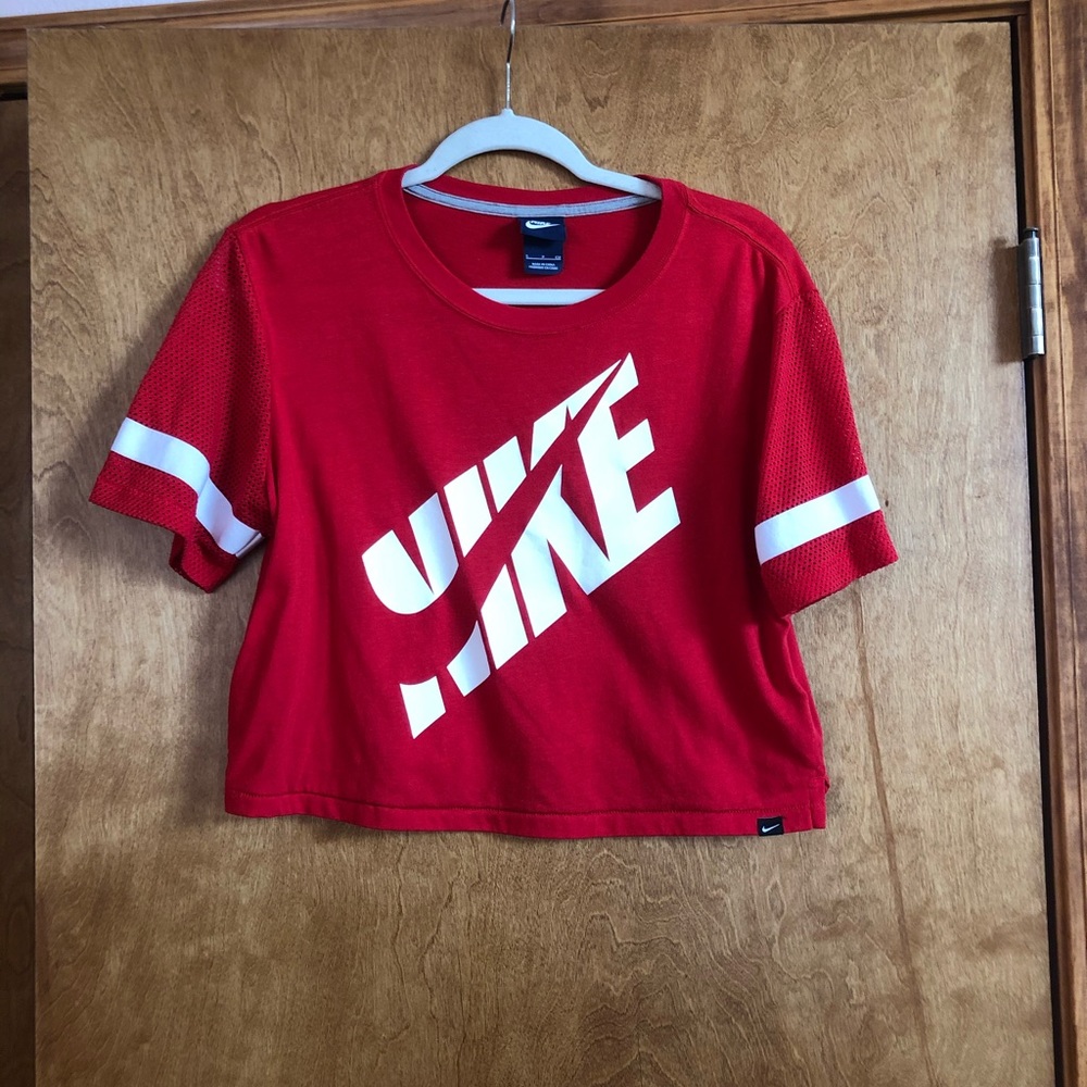 Cropped Nike workout top
